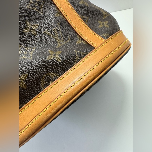 100% Authentic Louis Vuitton Monogram GM Bucket bag. - Picture 9 of 17